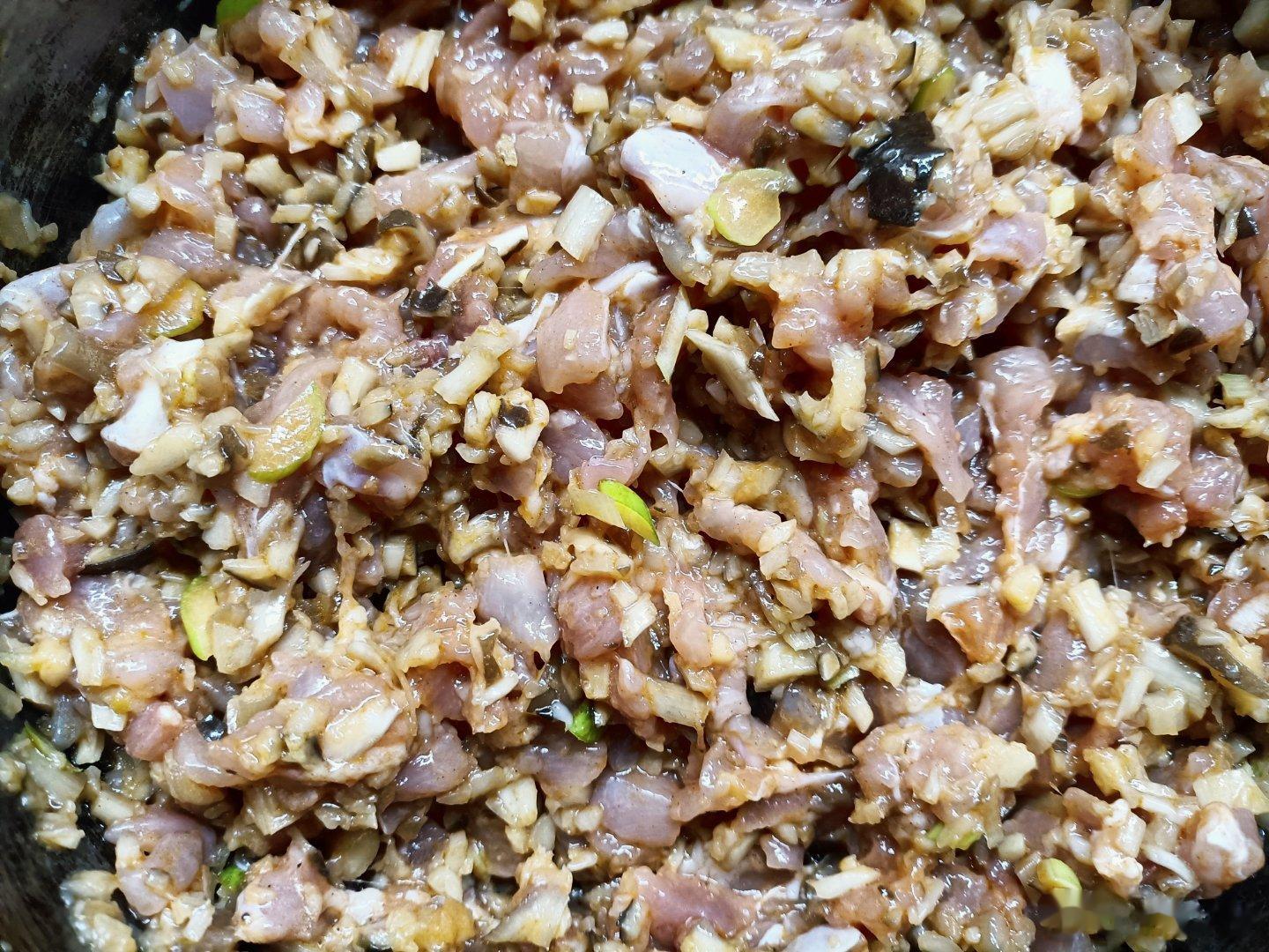 鸡腿鹿茸菇饼：鸡腿肉去皮切丁加十三香、奥尔良腌料腌制数小时；按500g面粉310
