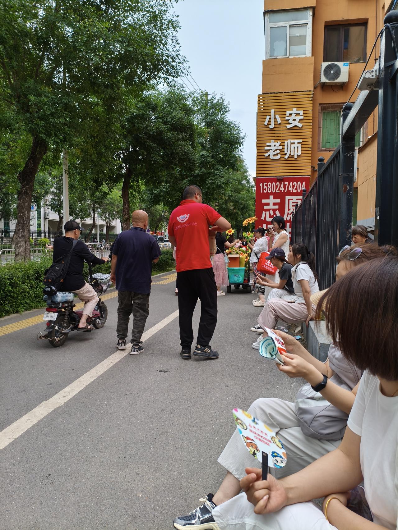 考场外等候的家长，闷热天里收到商家免费派送的德氏老冰棍，不用扫码、不用加微信，直