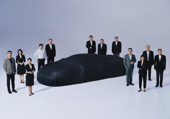 长城汽车35周年高管合照，C位是一辆盖着黑布的“长城超跑”。（大家找找魏总在哪？