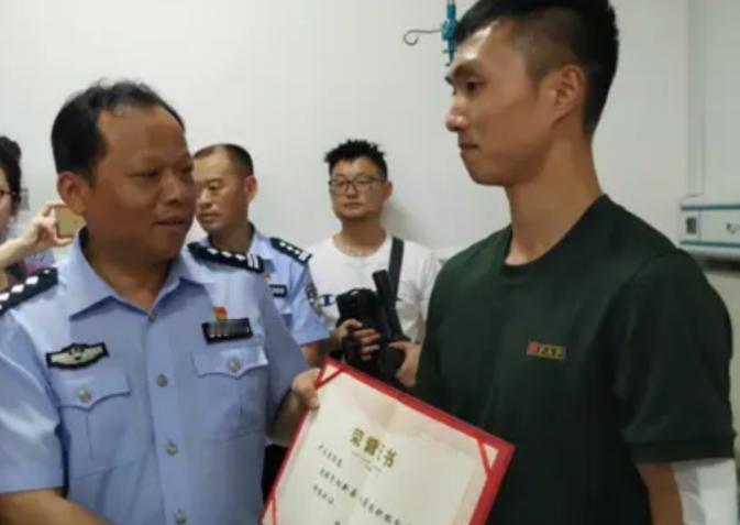 2019年，退伍军人尹文杰在抓小偷的时候，突然看到了小偷的长相，他吓了一跳，赶紧