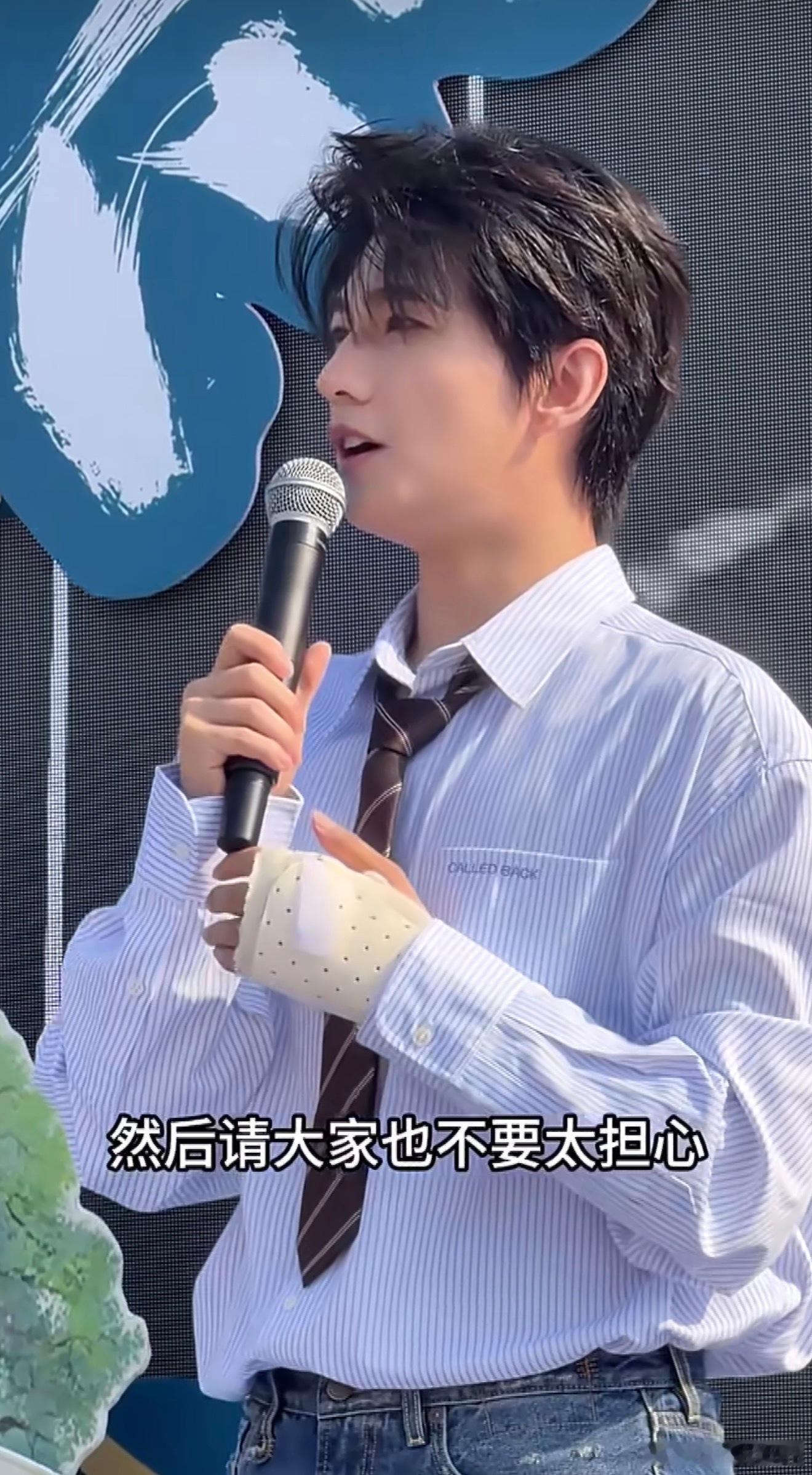 《不让江山》开机，杨洋×周洁琼同框！杨洋不愧是校草！！！虽然手部骨折，但状态在线