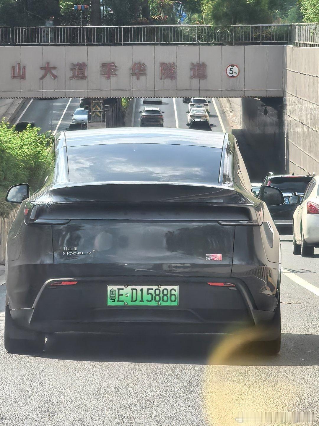 高速抢电 各家新能源都说没续航焦虑，实际上节假日就能知真假。1、国庆或春节，这种