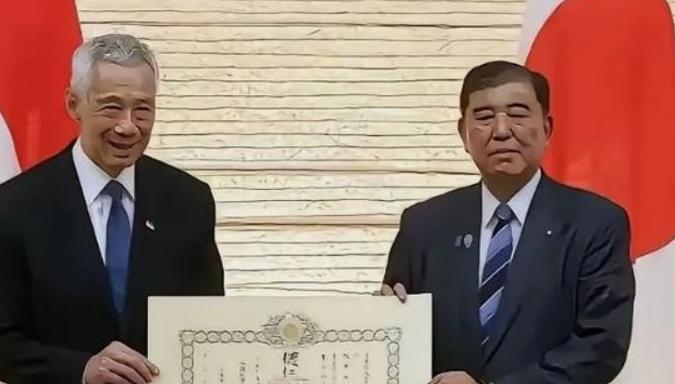 接受日本勋章的李显龙，中国以后不会再待见他了，再有任何重大的活动，也不会邀请他了