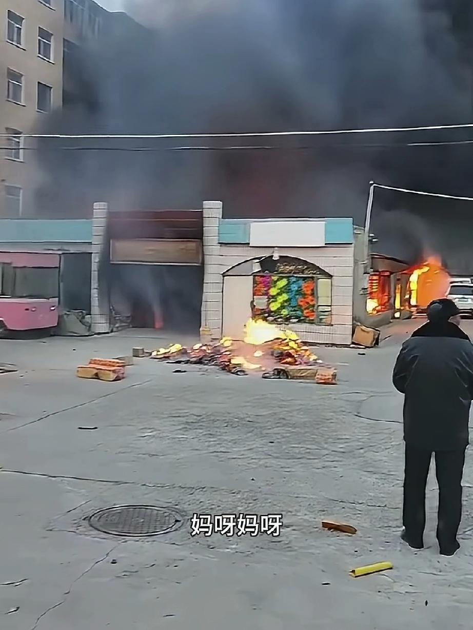 十月一降至“送寒衣”是生者对逝者的祭拜，小区门口外摆满了各种纪念已故亲人的物品，