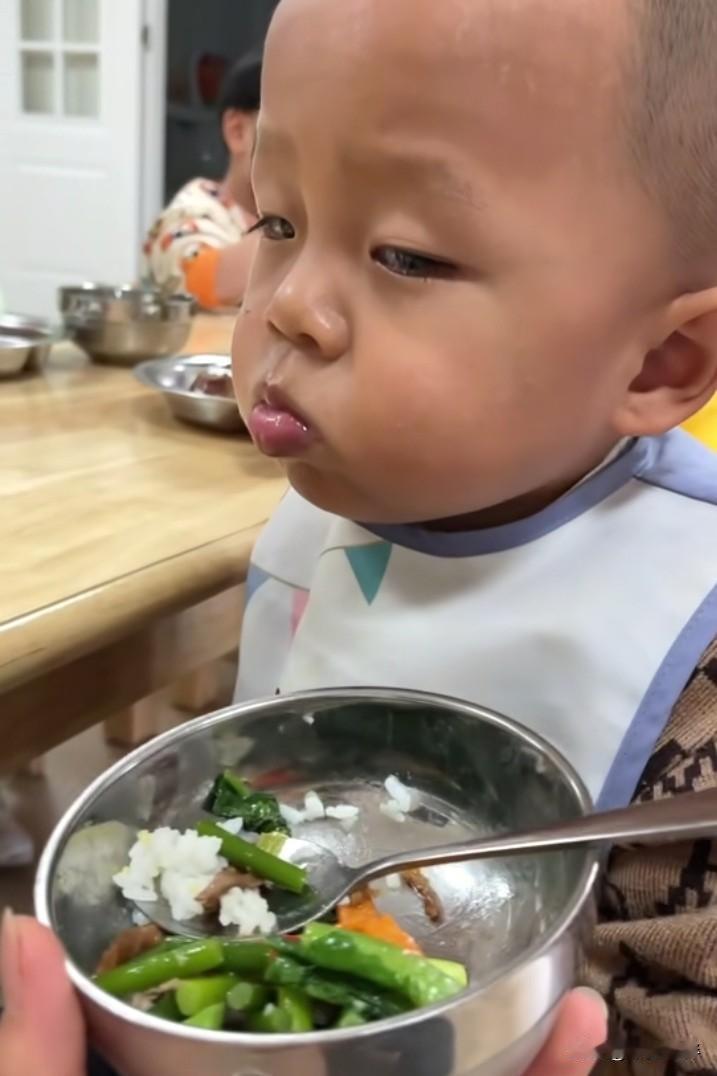真的被这个小小的孩子暖到了。甘肃幼儿园里，一个小宝宝吃饭困得眼睛都快睁不开了，头