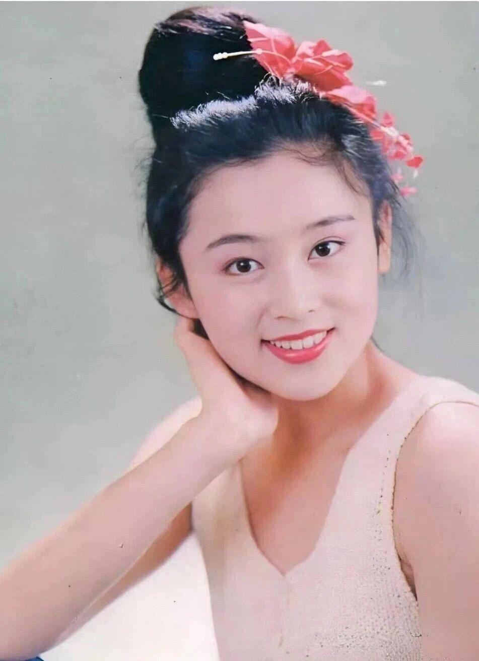 从貂蝉到嫦娥，陈红这种高级的美，浑身都散发着诱人的味道，凯歌导演的眼光果然没有错