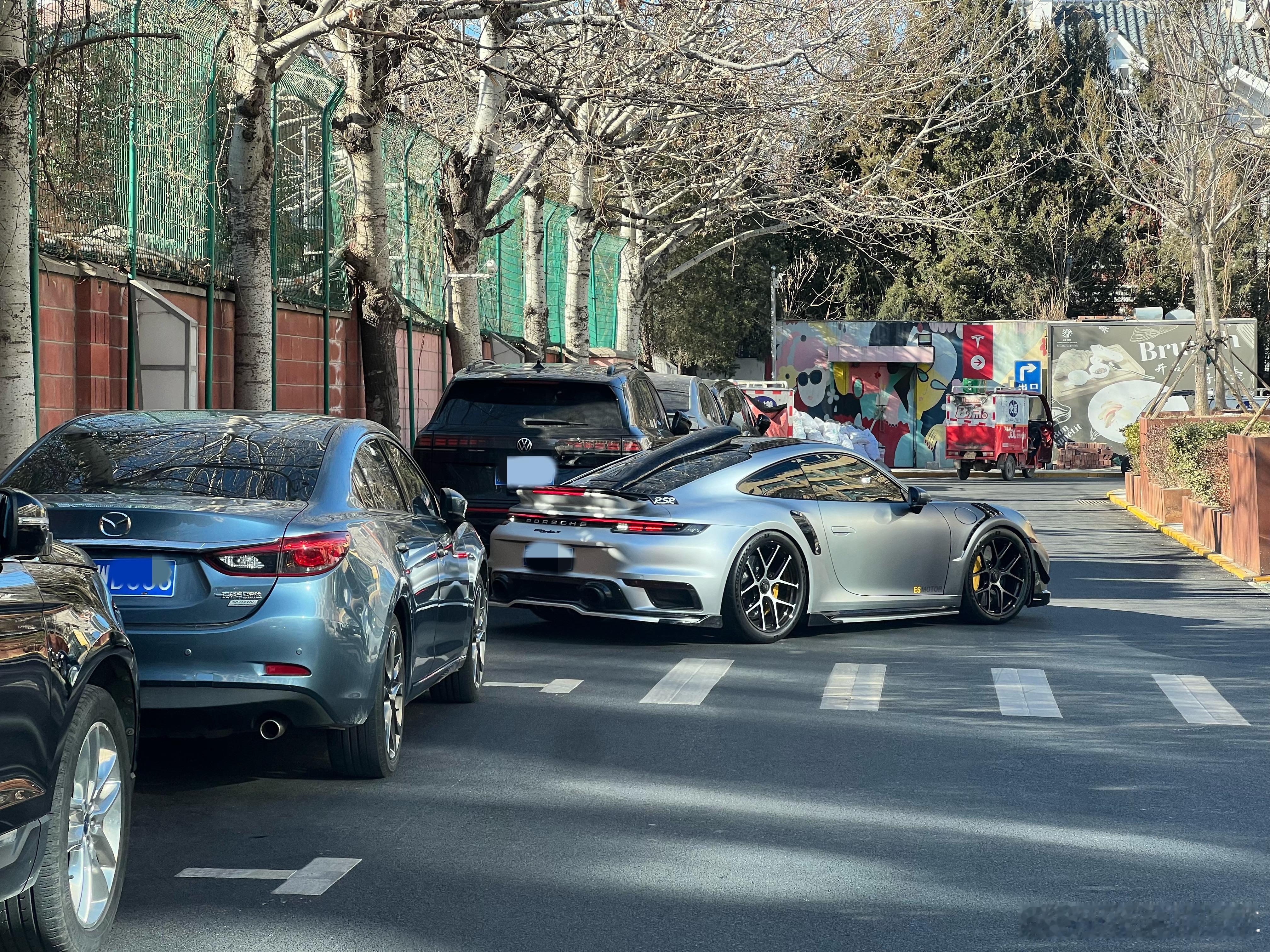 偶遇细节控，车顶进气改的太有想法了，离远我竟误以为顶了一块单板🏂 北京