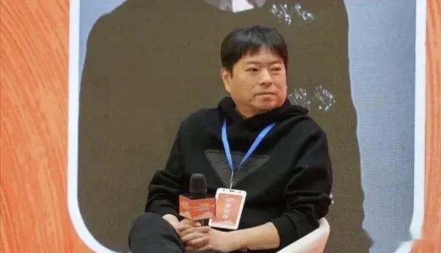 不留长发和胡子的高晓松还真的让人不太习惯，其实高晓松是一位非常有才华的音乐人和电