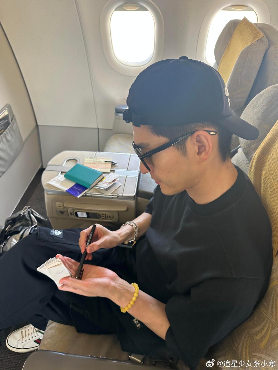 在飞机上偶遇张翰网友在飞机上偶遇张翰网友在飞机上偶遇张翰，他背着银色的包包，穿搭