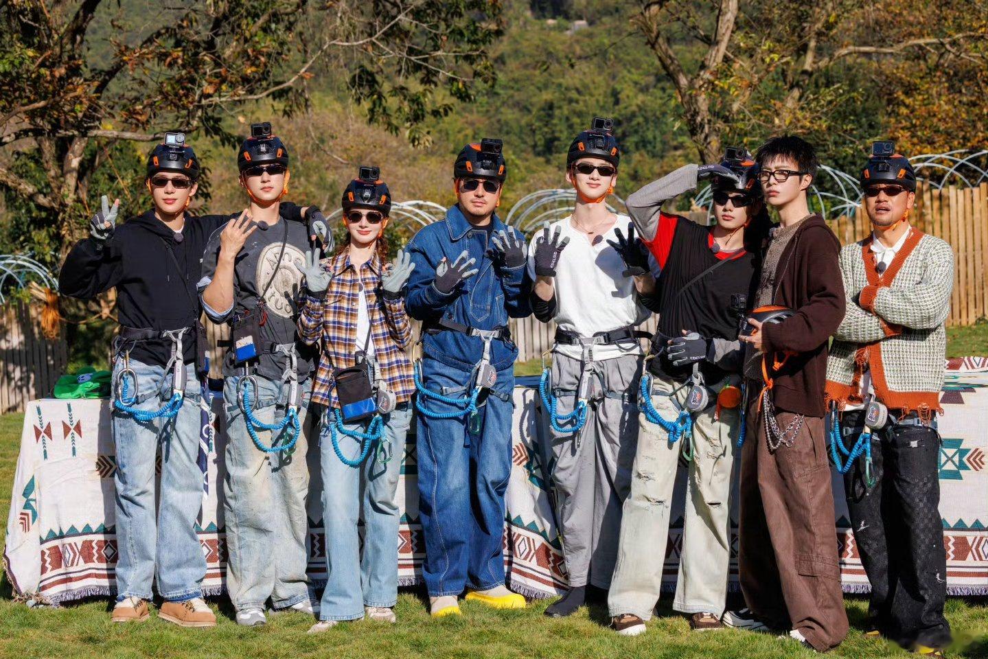 白敬亭回归现在就出发了白敬亭回归现在就出发了！！！是熟悉的大家庭，大合照氛围好好