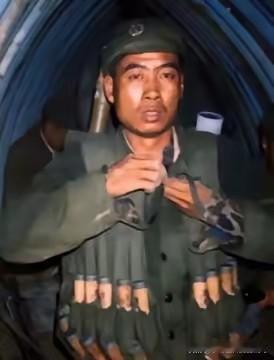 1986年10月14日，面对镜头他留下了牺牲前的最后一张照片。身上挂了20个手榴