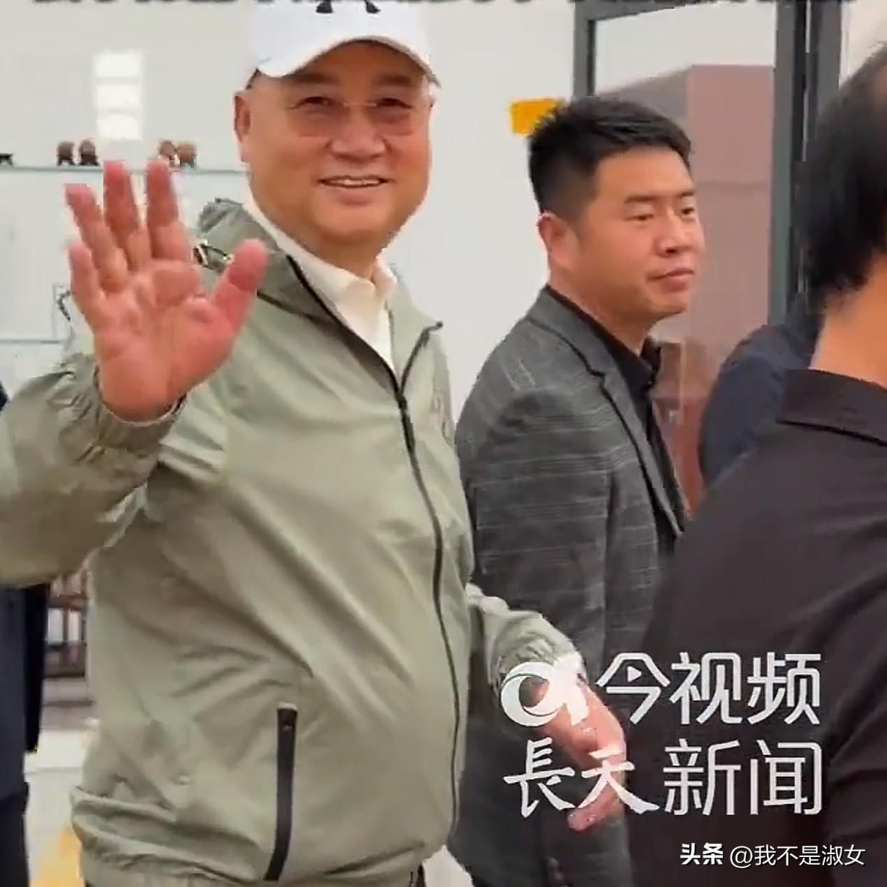 我最不能理解的人，
就是迟重瑞了。
他明明都快75岁，妻子陈丽华半年前刚走，但是