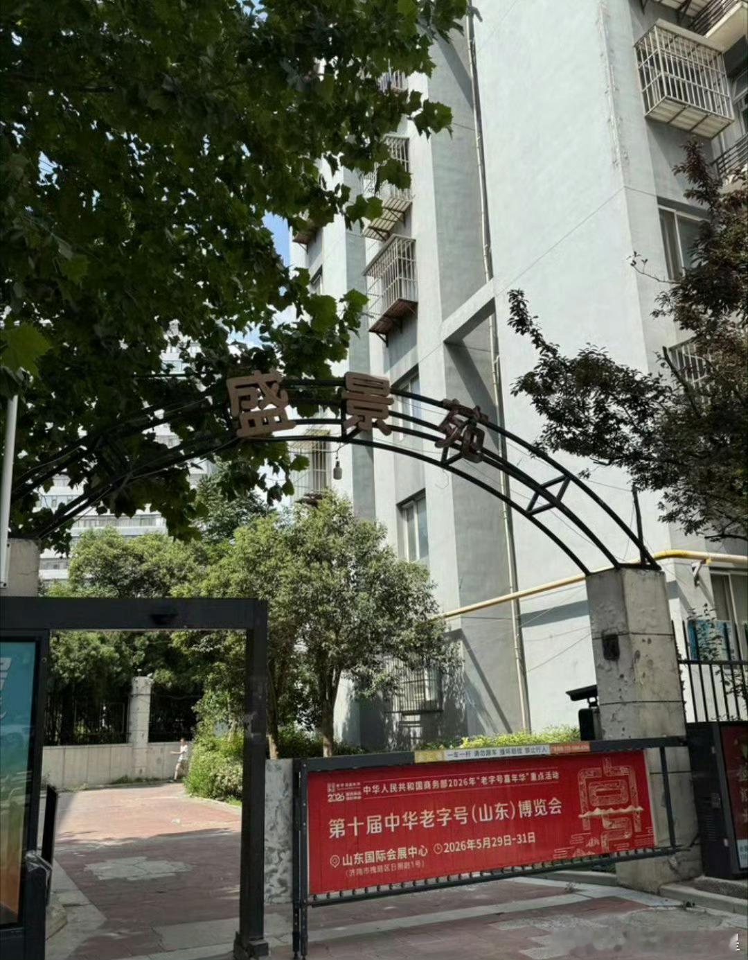 尼玛 电梯惊魂拍的都没这个刺激31层到-2层，据说还有三次大修鬼知道这个电梯经历