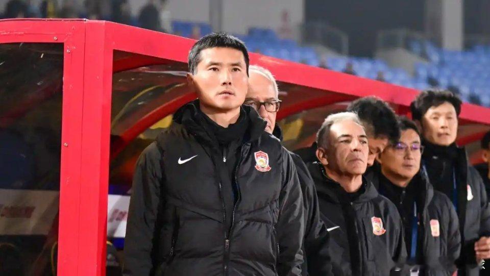 12月7日讯 据《北京青年报》报道，国足新帅邵佳一在相继赴现场观摩“熊猫杯”、足