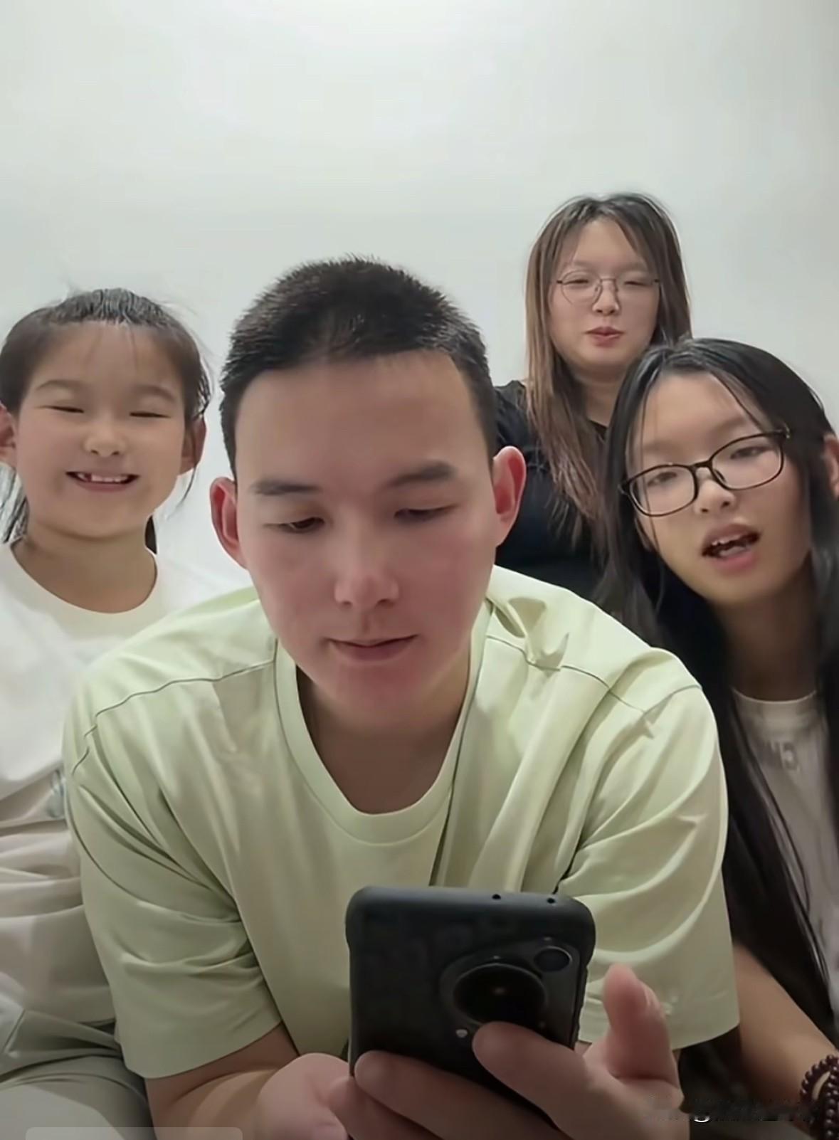 今天下午，谢浩男妈妈许健华更新了视频。视频中，谢浩男领着三位妹妹唱起了王菲的《如