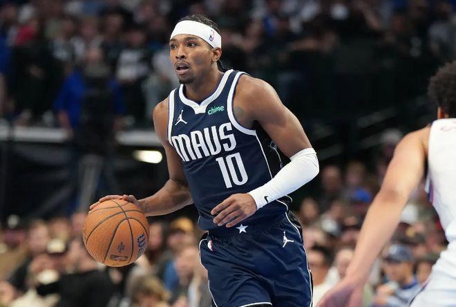 独行侠这个队绝对有毒，拉塞尔打先发控卫表现一塌糊涂，变成替补后效果倒是提升了；布