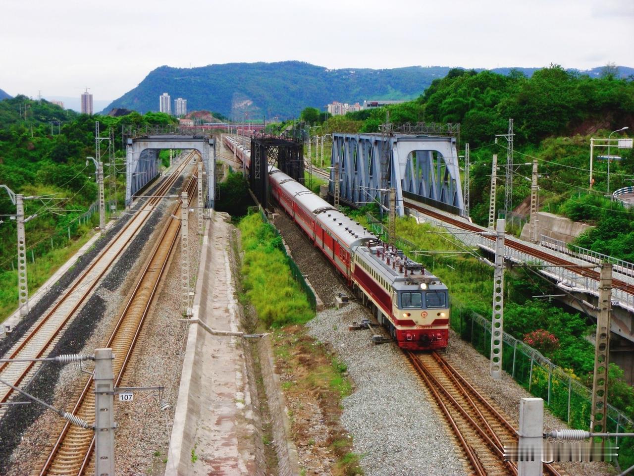 这是2014年9月拍摄的K428次列车（杭州——重庆北）通过唐家沱的图片，过了3