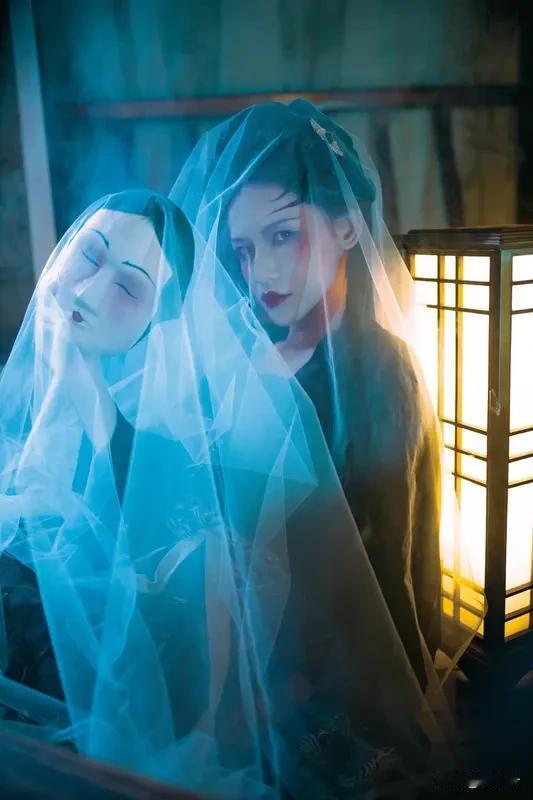 鬼域谈·情魅

克州夜市喧如沸，争说狐仙夜叩门。驼影幢幢皆幻相，月光澹澹是啼痕。