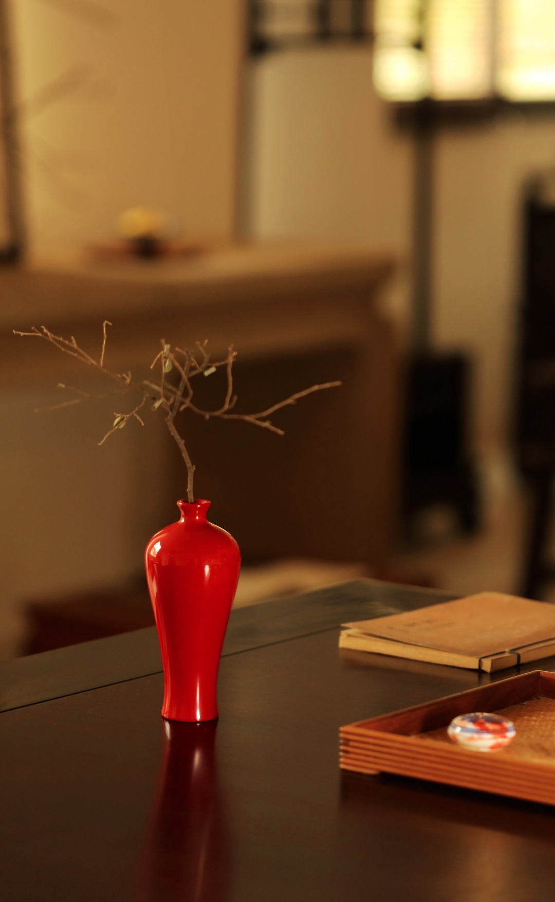 大漆·中国红 | 梅瓶承循传统非遗工艺，髤饰大漆；入案头增色添彩，历久弥新。14