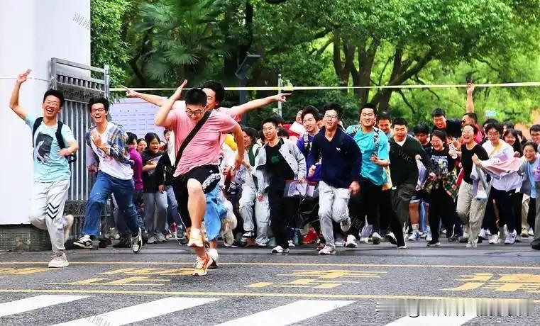 高考考场现名场面！长沙考生连抢四次第一，背后努力让人动容
 
6月8日长沙考点，