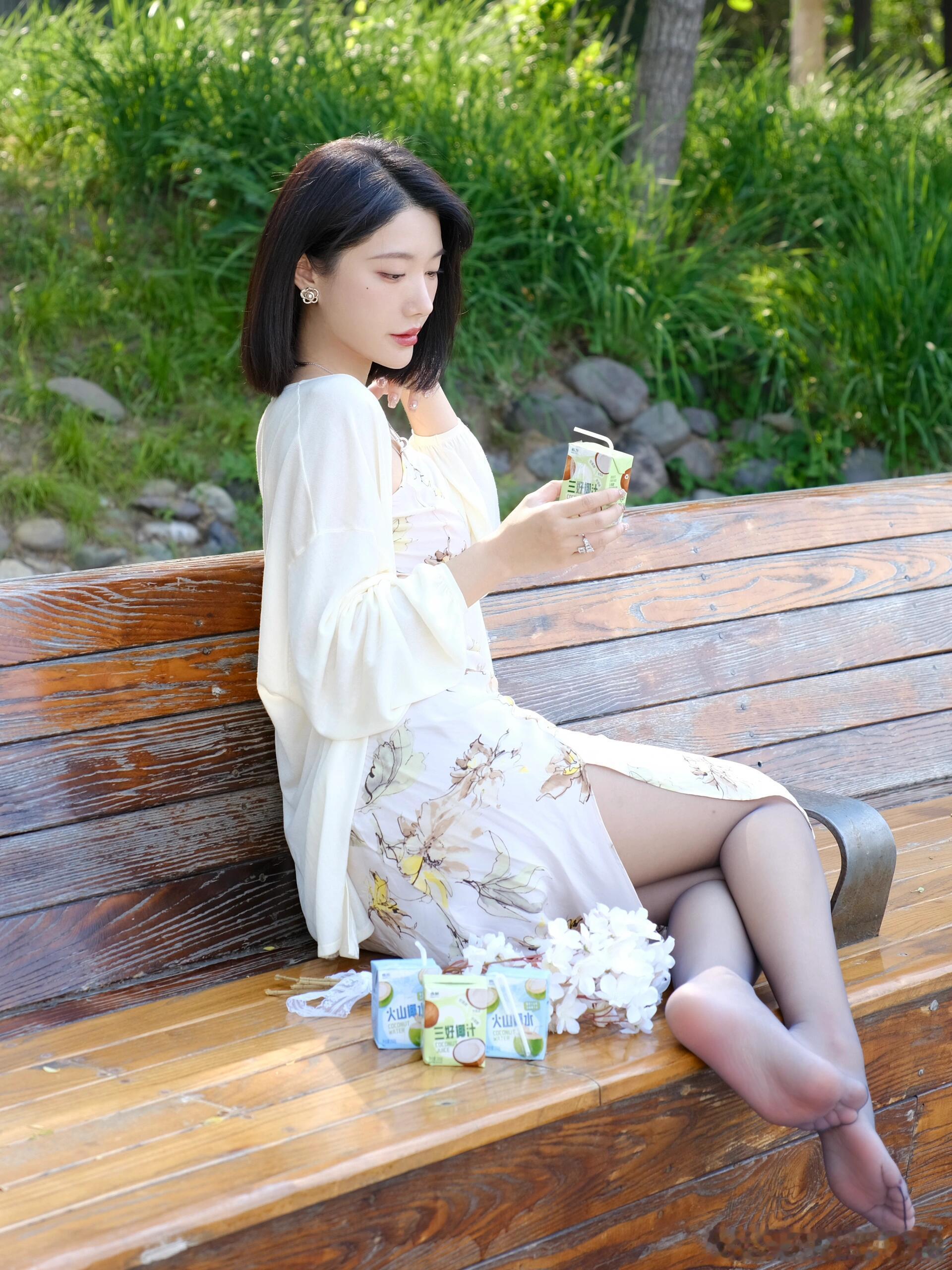 丝袜更美还是眼神更美？ ​​​