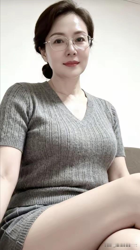 卜算子·岁月流年
 
镜里阅流年，静敛风尘味。
淡著针织雅韵存，眉目藏温慧。
不