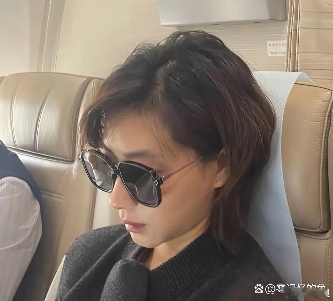 在飞机上偶遇万茜本人，真人气质也太绝了，低调又有气场～ 