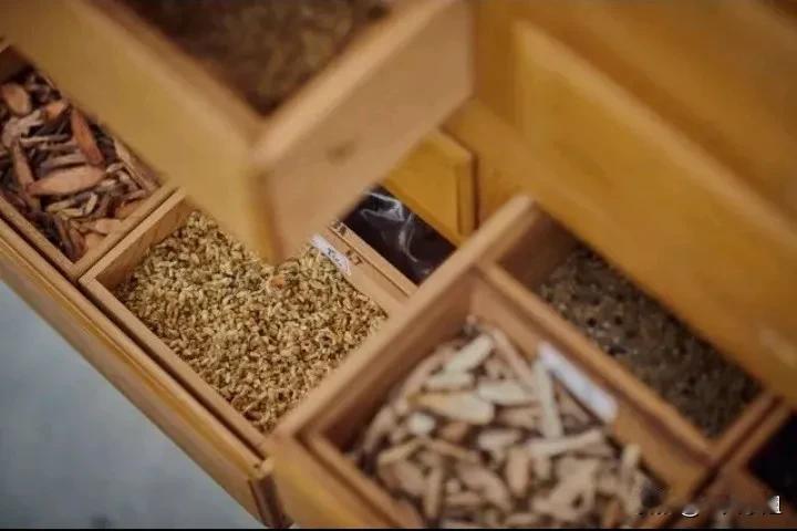 这次回家，
第一件事就是吃早餐，吃遍一条街。
第二就事就是拜访我们的中医叔叔。