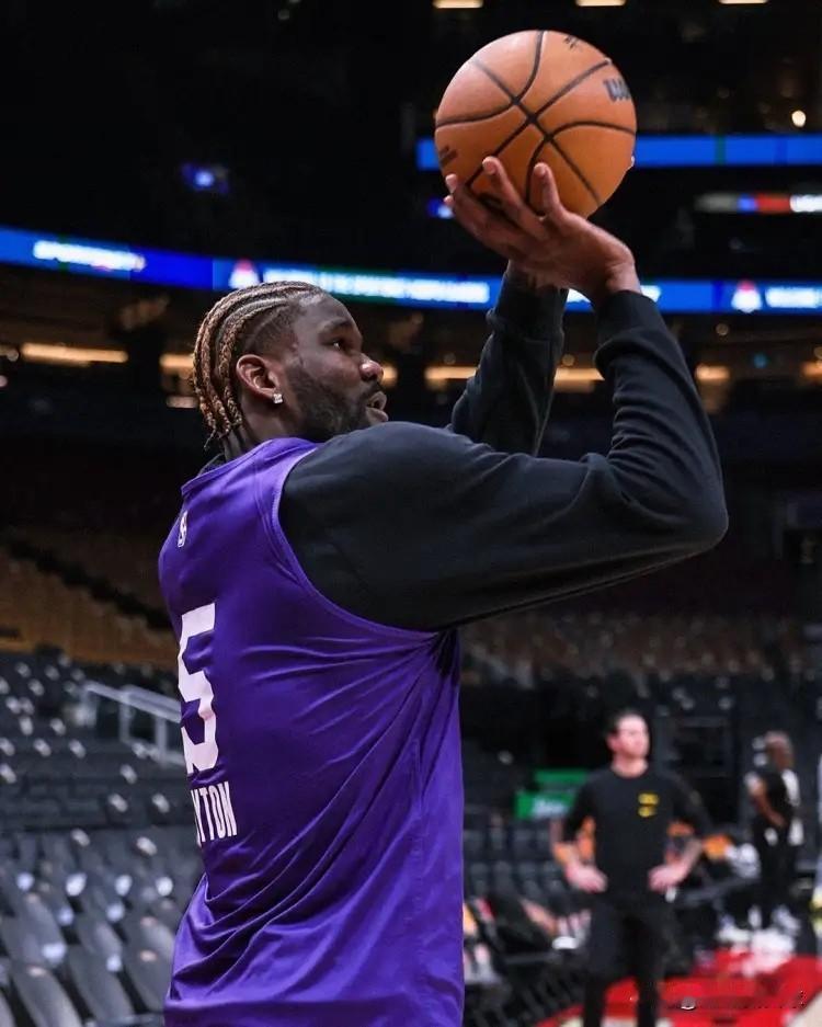 湖人当家中锋艾顿真是太软了！在今天湖人客场以91:107输给马刺的比赛中，艾顿似