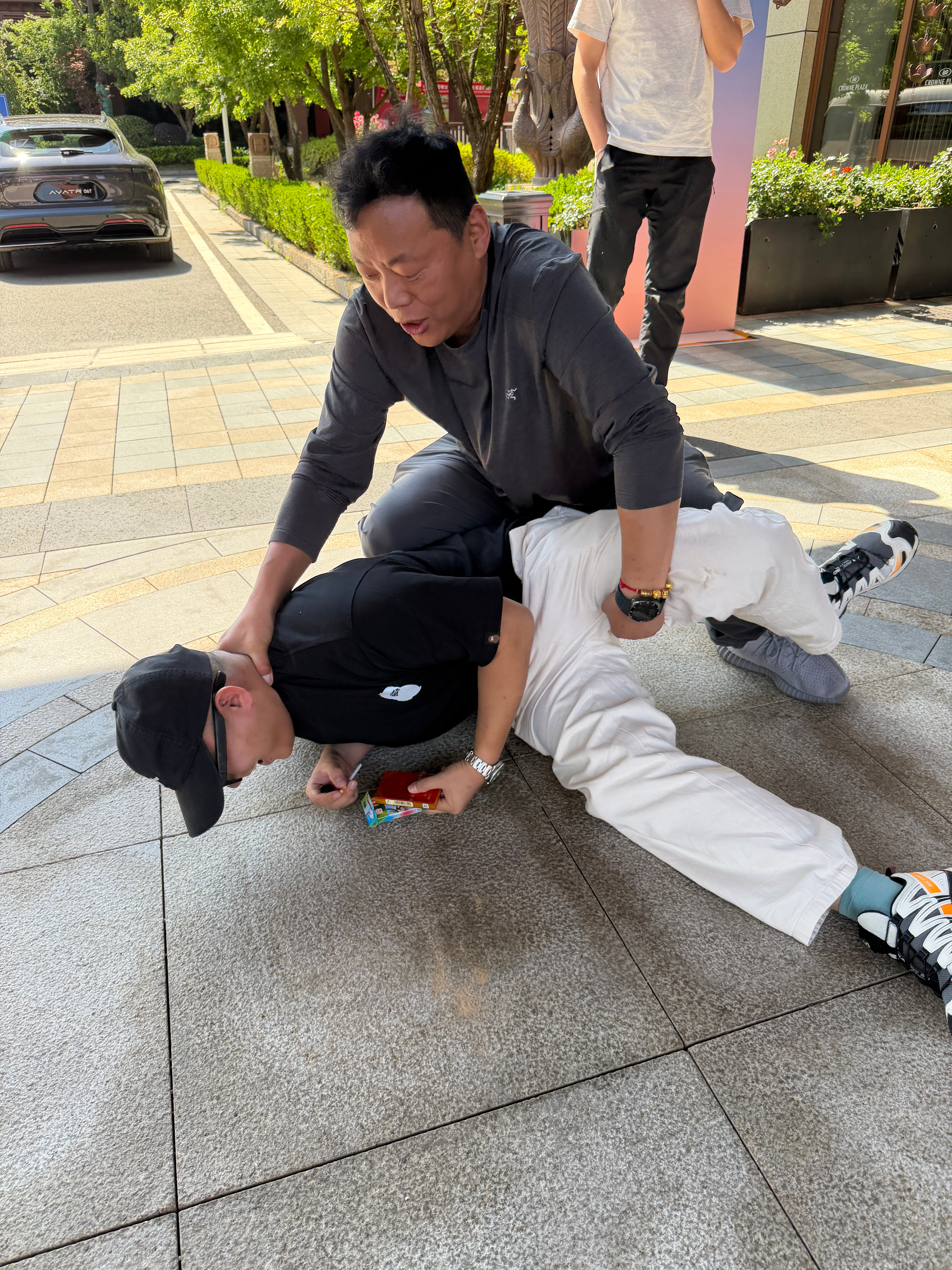 来来来 看看数码博主竞争有多激烈啊！刚到就被一顿揍 昆明