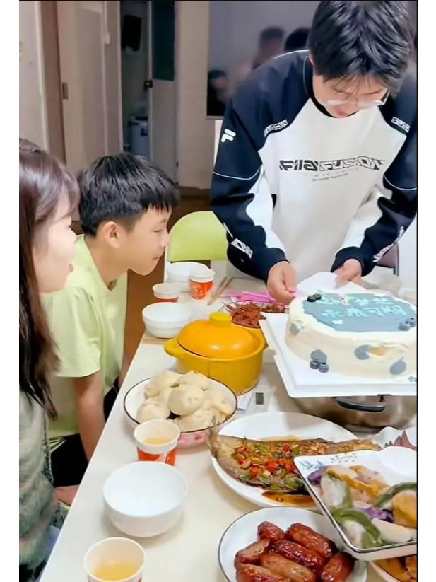 1月17日孙卓迎来了自己的生日，这一次的生日，孙卓收礼物可以说收到手软。
	
弟...