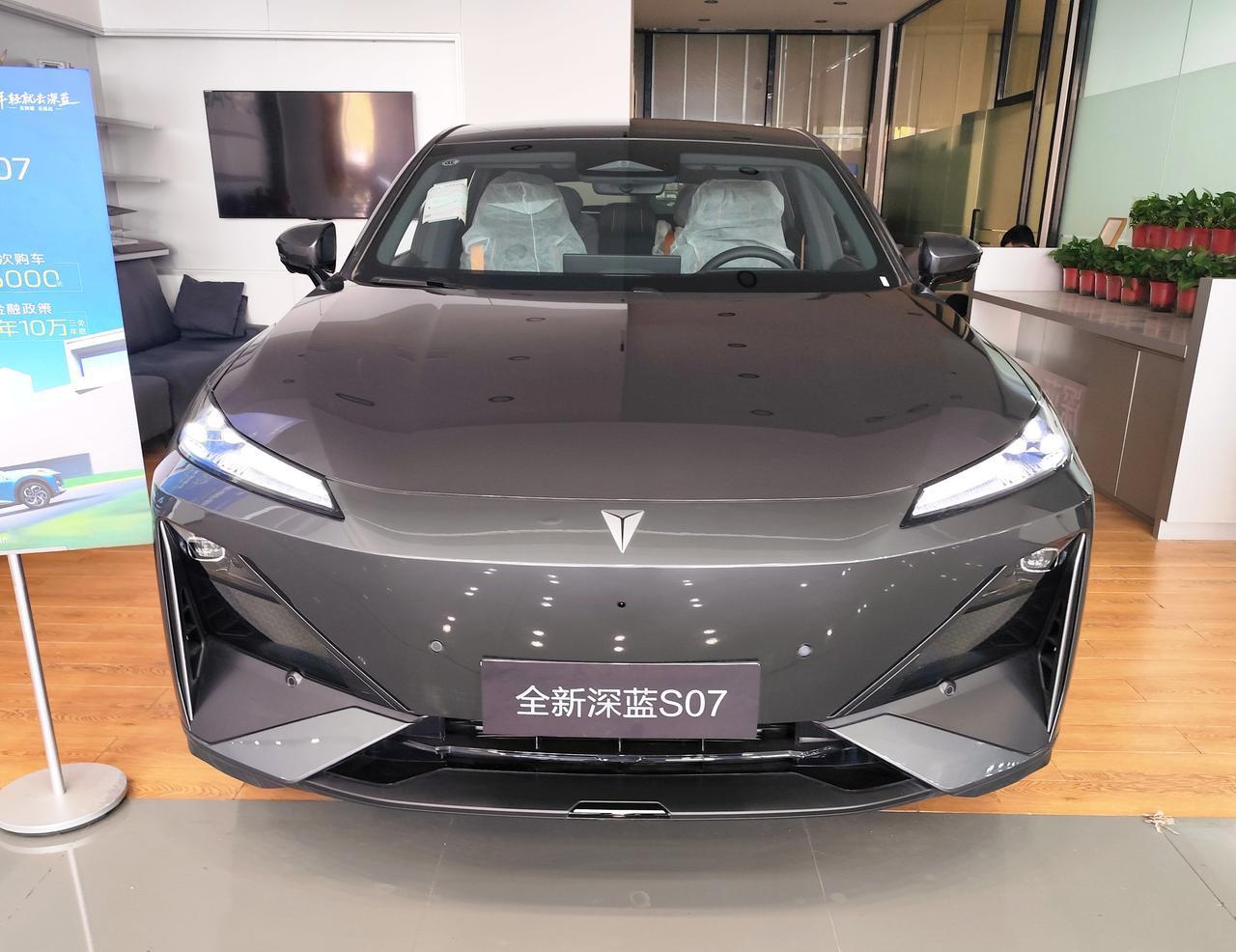 科技智能SUV《深蓝S07》
    长安深蓝S07华为乾崑激光版，已亍2026