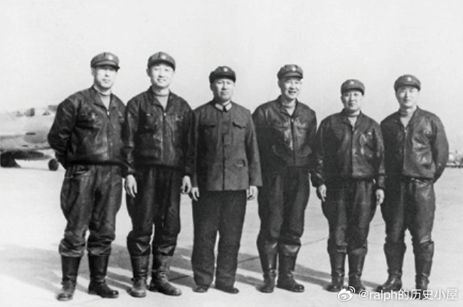 1974年6月15日空军副司令员张积慧在遵化机场与空24师战斗英雄胡英发、王文礼