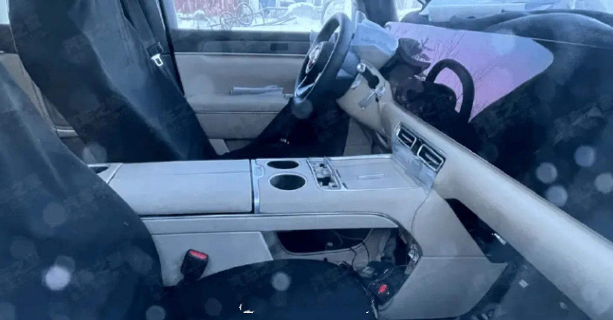 智界V9最新路透网传的V9车内主打是尊贵范司机和副驾驶位基本上被屏幕覆盖全了浅色