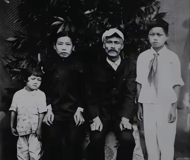 1945年，中国夫妇收养了一名4岁的日本弃婴，顶着辱骂，将其抚养长大。40年后弃