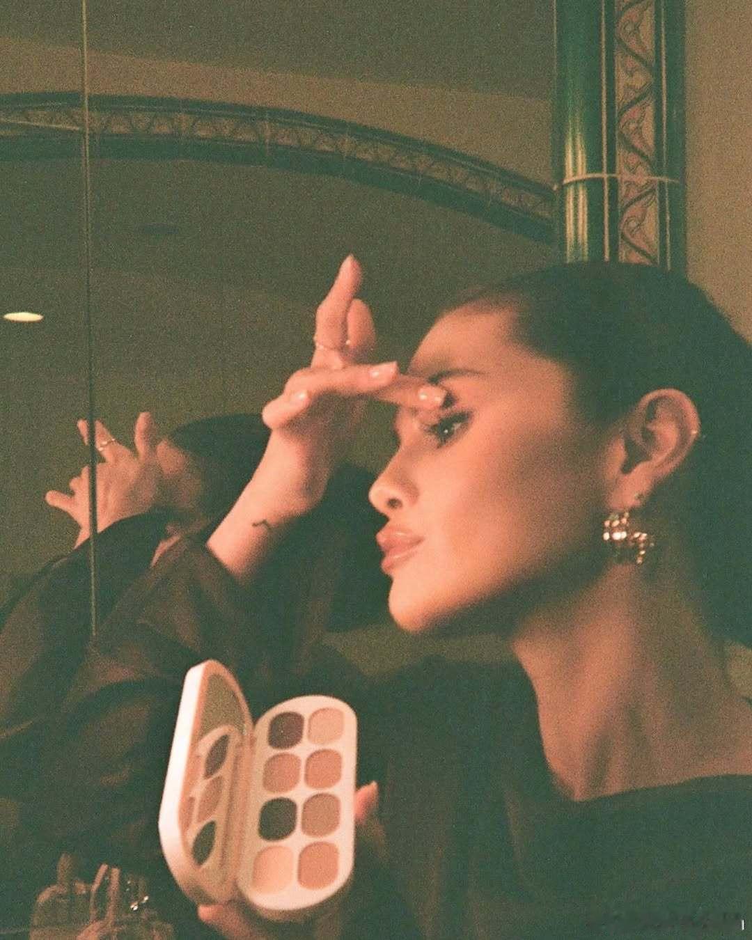 Selena Gomez赛琳娜戈麦斯为自创的美妆品牌rare beauty新推出