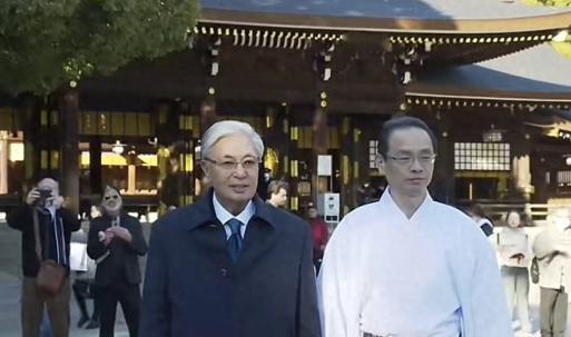托卡耶夫访日犯了大忌！在中日纷争的节骨眼上，他竟公然参拜明治神宫！
 
麻烦看官