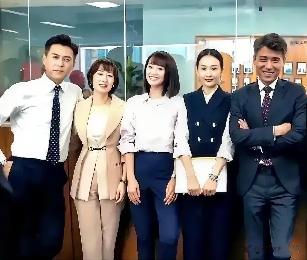 男帅女美。
左边的是靳东，右边的是李乃文，中间的三个美女，一个比一个美，一个比一