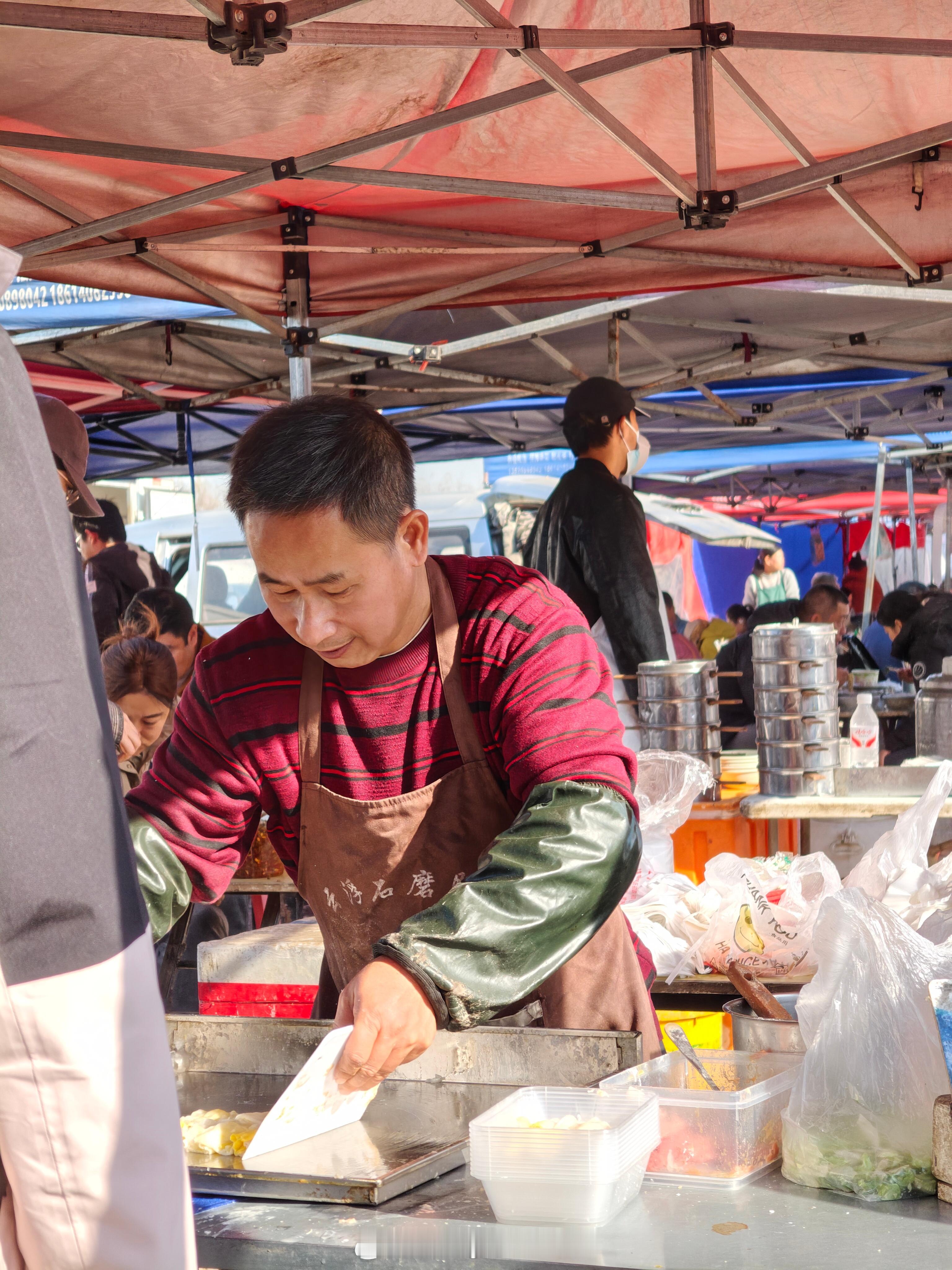 我也不想吃啊可是老板一直喊我靓仔尝了尝，确实好吃。肠粉这东西还是得老广做。