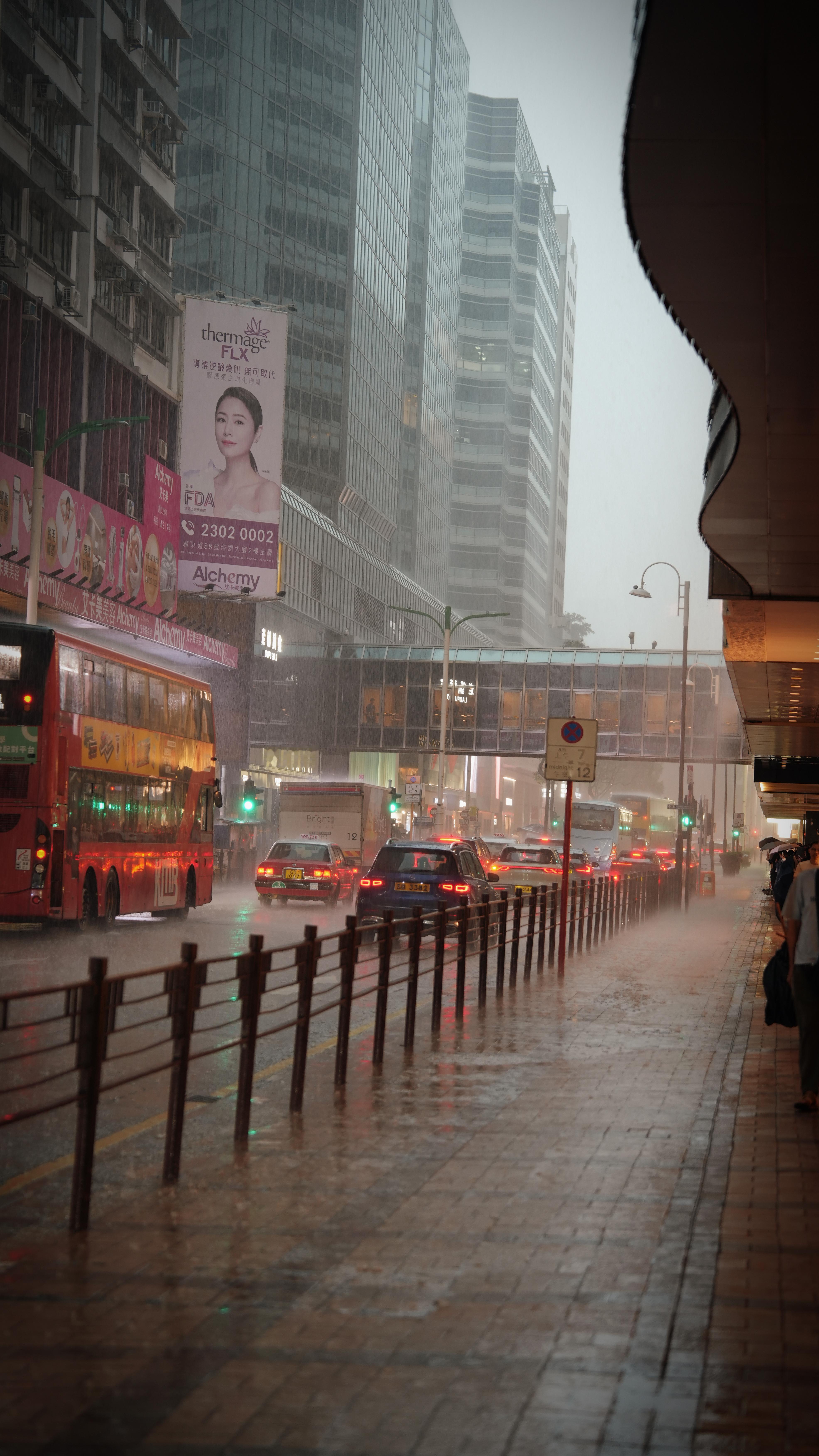 在香港朋友咖啡店喝完东西出来天都黑了，才下午三点，一顿暴雨洒下来，难绷，花了巨资