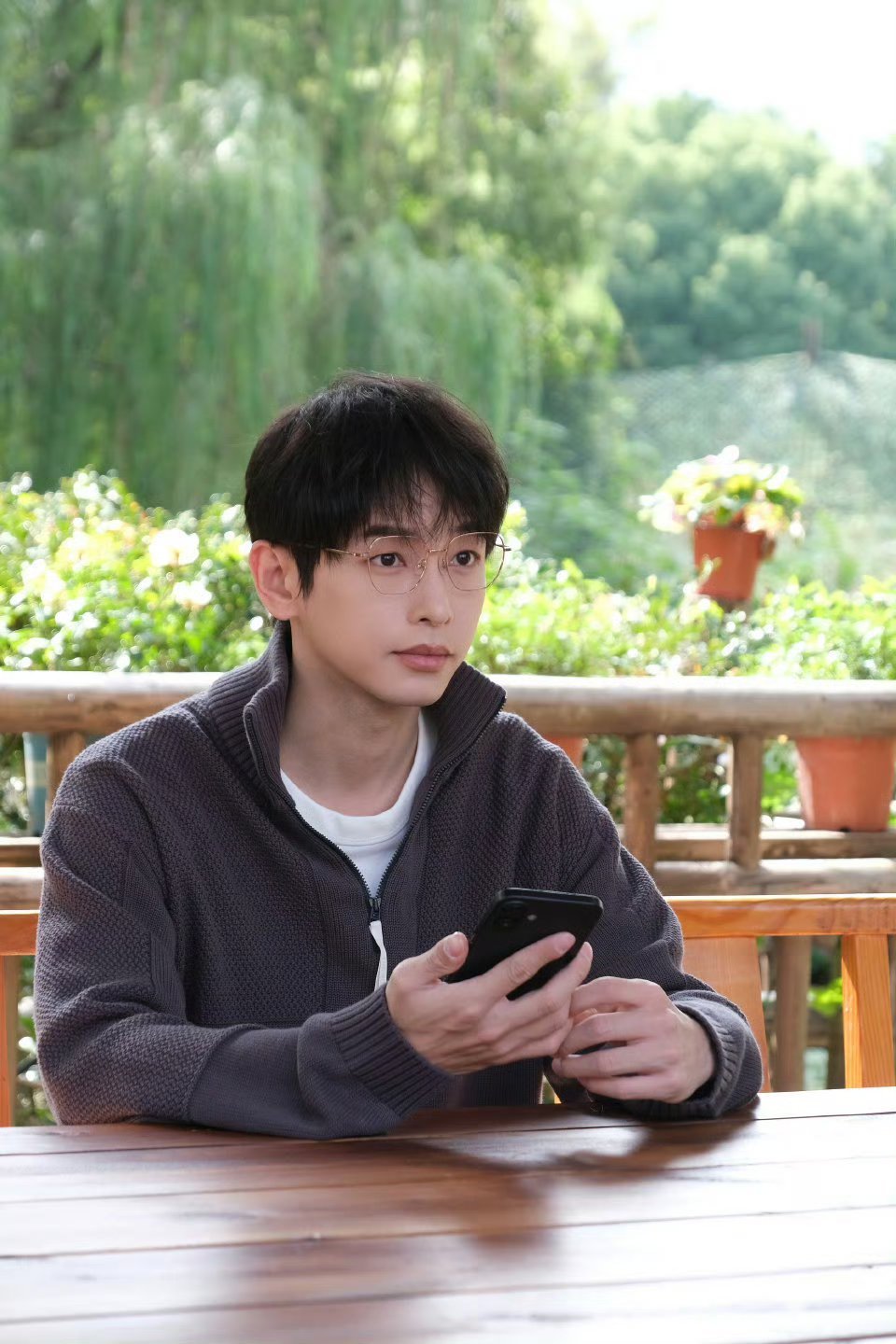 帮彭昱畅剥螃蟹的男人来蘑菇屋了预告里大勋提着行李走进蘑菇屋的样子太帅了，这就是来