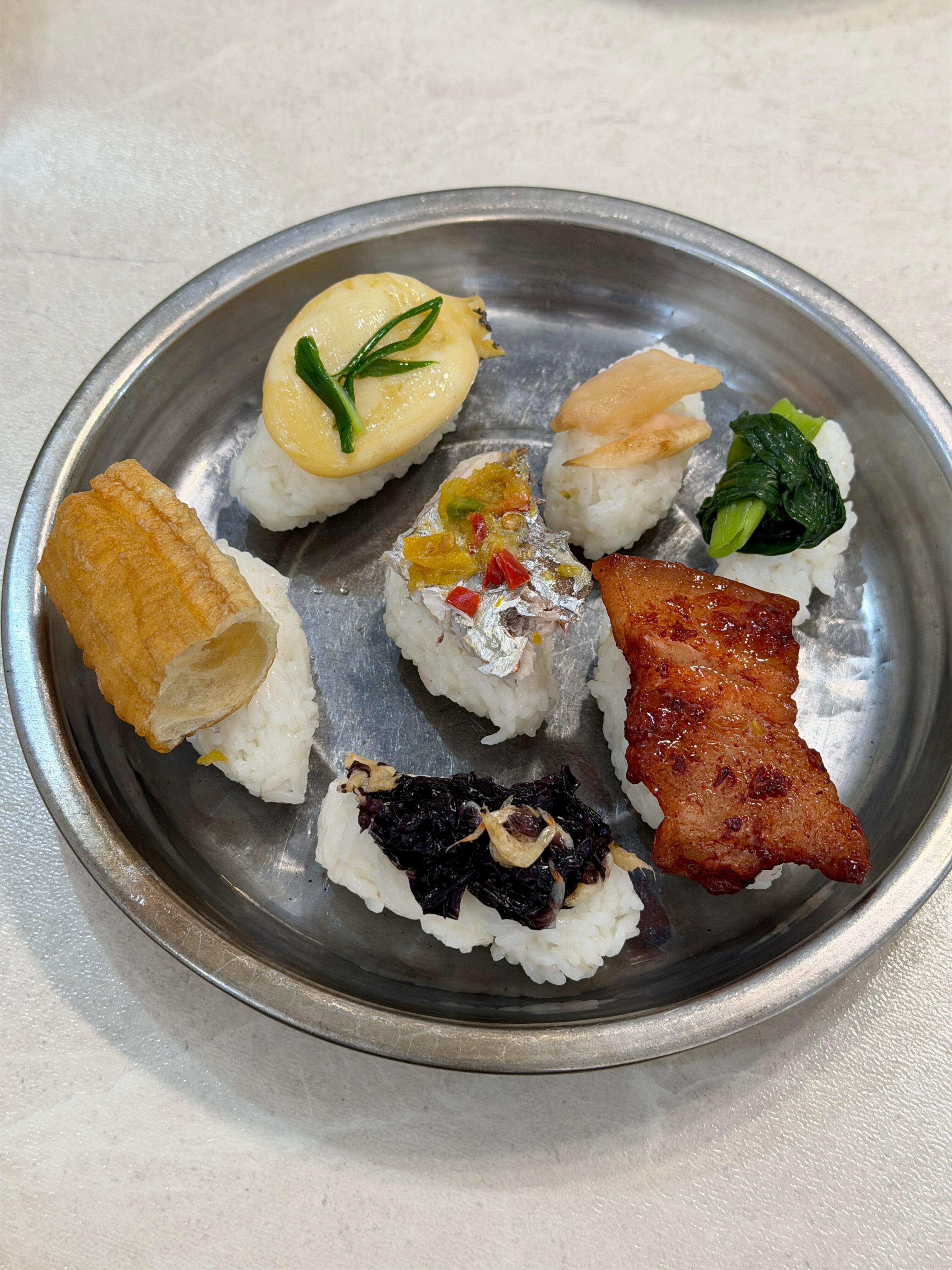 把剩菜吃出了日料店的仪式感在吃一种很新的omakase高端的食材往往采用最简单的