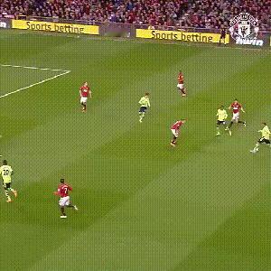 来围观一下吧，这粒进球被鲁尼称为英超历史上最精彩的进球，我觉得说的没啥大问题，你