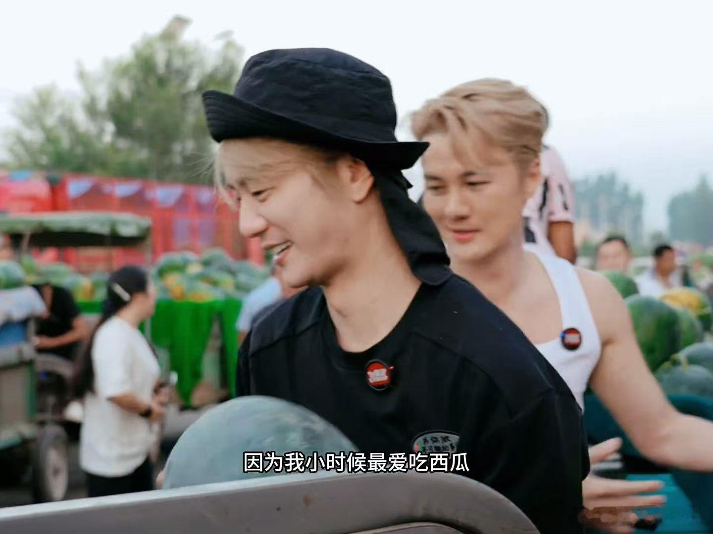 偶遇吴克群陆虎发西瓜吴克群陆虎街头发西瓜 偶遇吴克群陆虎郑州街头助农发瓜，虎子和