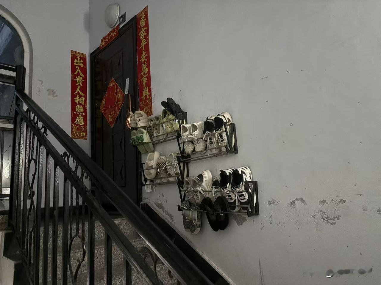 这家人空间利用率真的很高！
可是住在他们家同楼层，还有同一单元更高楼层的，也真够