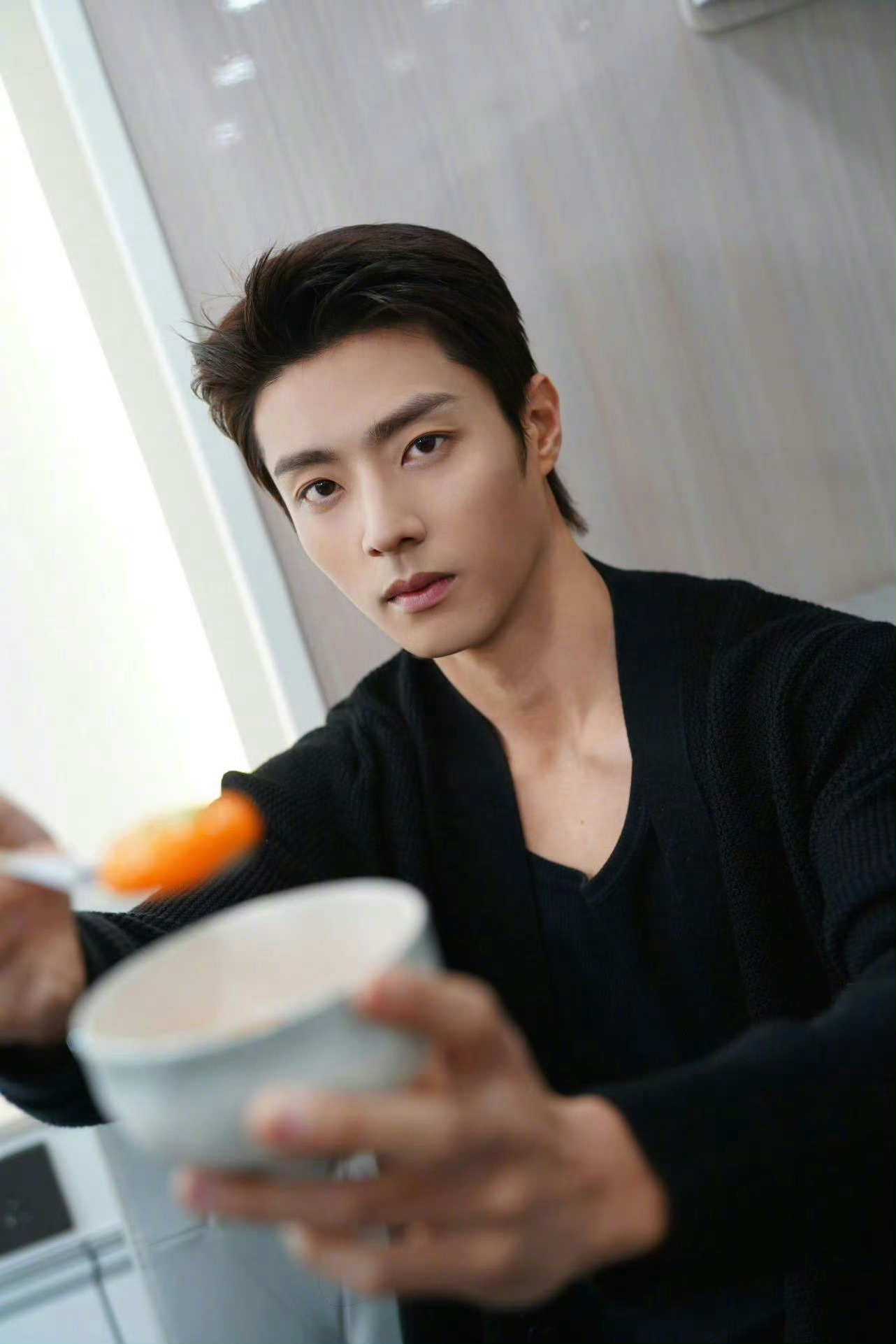 陈靖可来放粮了有种朝廷的赈灾粮下来了的感觉这么多帅照可如何是好，当然是全笑纳了 