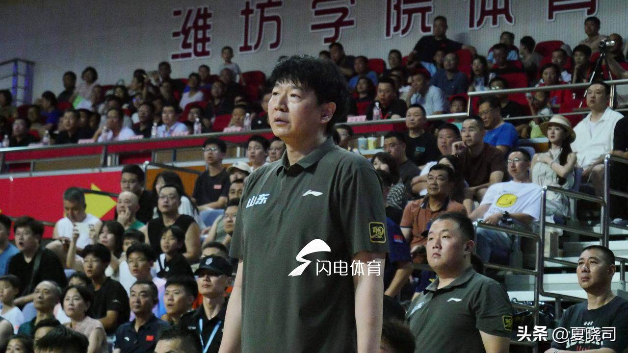 山东男篮今天中午赶到日照，今晚在莒县对阵哥伦比亚男篮，周日晚对阵黑山男篮，连续打