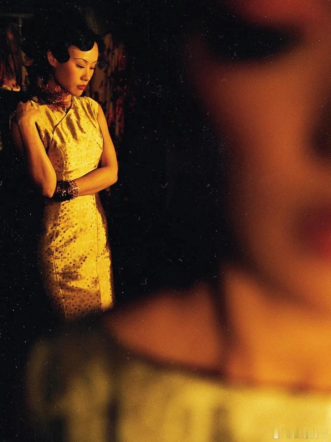 2005年，《美人依旧》邬君梅与周迅。真像民国时代画报里的美人。 ​​​