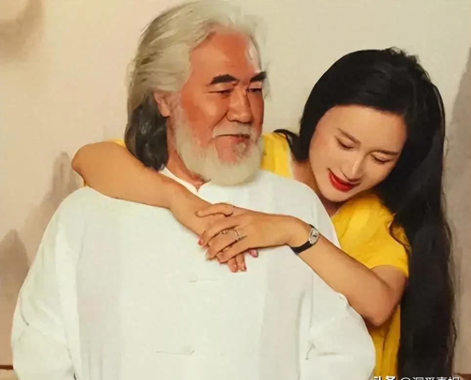 她生第三胎那天，他连续守了两天两夜，没合眼。
不是拍戏，不是采访，就是医院走廊里