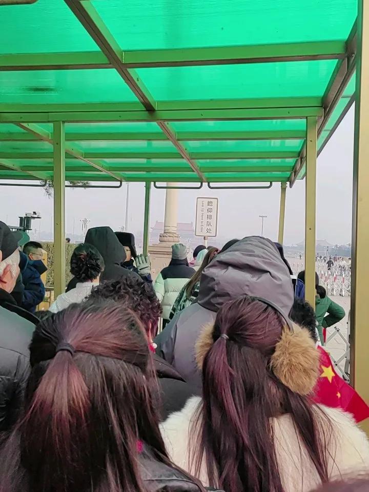 今天我们来到北京去看毛爷爷！是的，毛主席纪念堂位于北京天安门广场，是缅怀毛泽东主